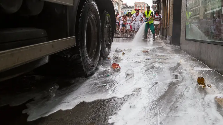 El servicio de limpieza de Pamplona limpia las calles del Casco Antiguo tras el Chupinazo de los Sanfermines. IÑIGO ALZUGARAY