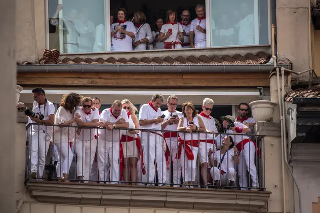 Cientos de personas asisten al Chupinazo que da comienzo a las fiestas de San Fermin en Pamplona. MAITE H MATEO (7)