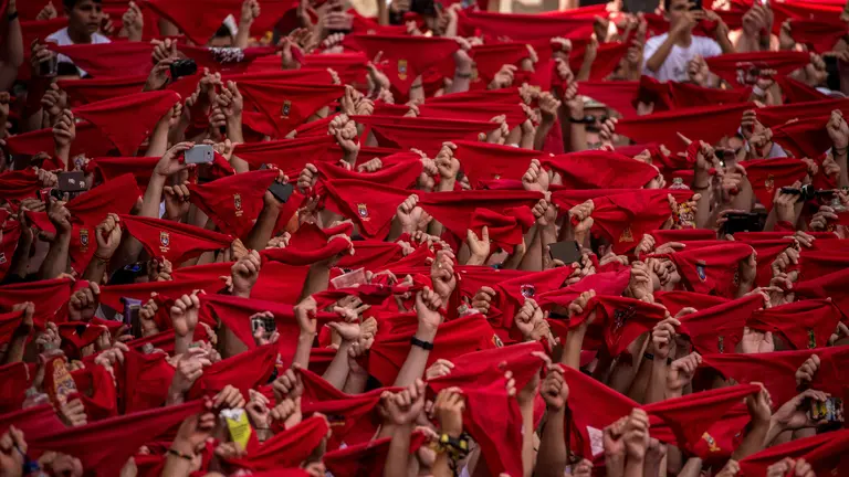 Cientos de personas asisten al Chupinazo que da comienzo a las fiestas de San Fermin en Pamplona. MAITE H MATEO (15)