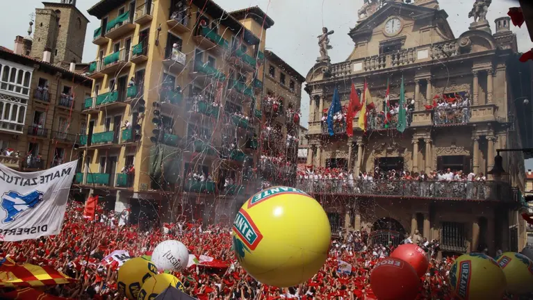 Miles de personas celebran el inicio de las fiestas de Sanfermines en el Chupinazo de 2017. MAITE H MATEO (6)