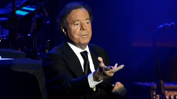 epa04662621 Spanish singer Julio Iglesias performs at Ulker Arena in Istanbul, Turkey, 14 March 2015. EPA/DENIZ TOPRAK