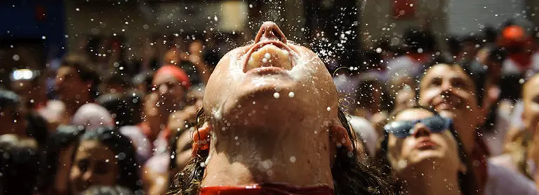 Cientos de personas han pedido que les echasen agua desde los balcones tras el caluroso Chupinazo de los Sanfermines de 2017 MIGUEL OSÉS