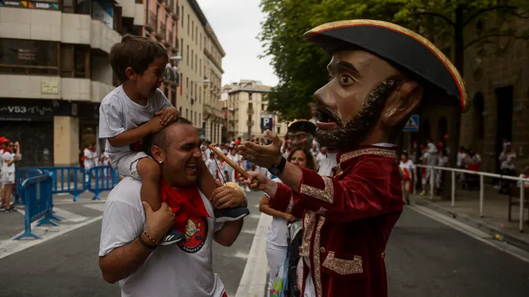La Comparsa recorre Pamplona en el primer día de San Fermín 2017. PABLO LASAOSA08