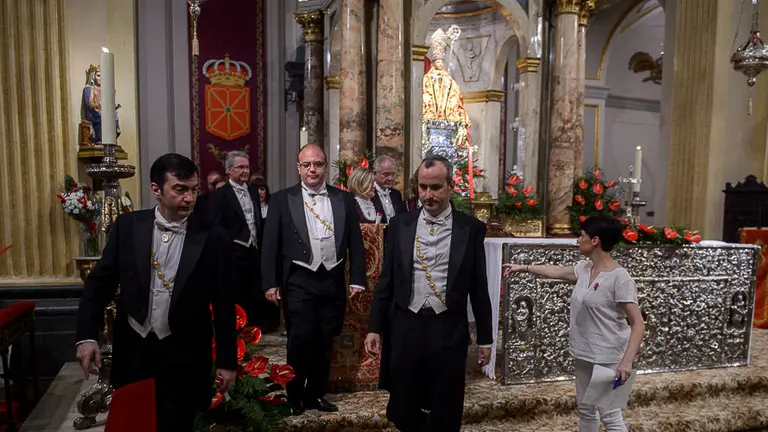 Parte de los concejales del Ayuntamiento de Pamplona presiden las Vísperas de San Fermín. PABLO LASAOSA02