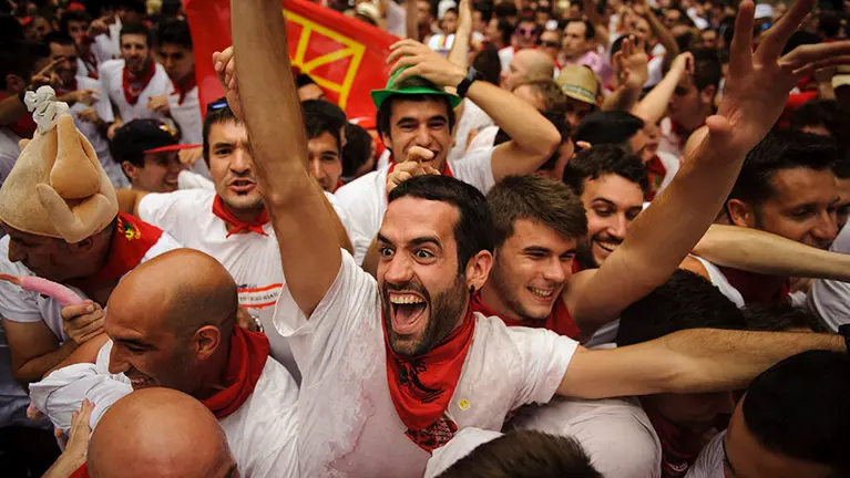 La Plaza del Ayuntamiento de Pamplona llena durante el Riau Riau. MIGUEL OSÉS_6