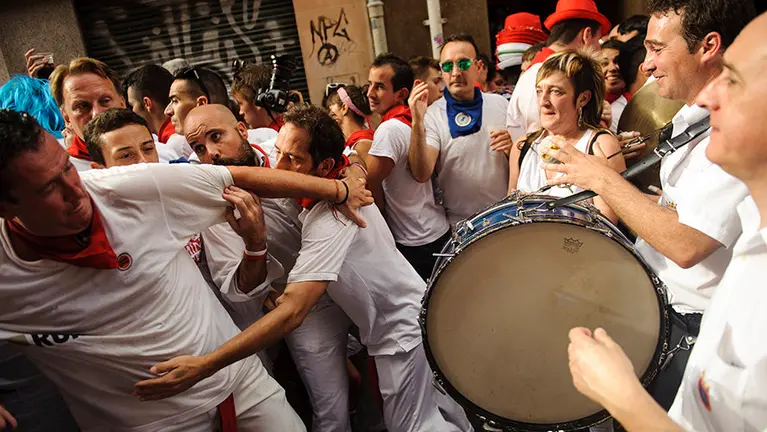 La Plaza del Ayuntamiento de Pamplona llena durante el Riau Riau. MIGUEL OSÉS_17