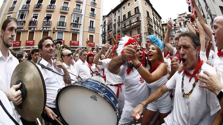 GRA509. PAMPLONA (NAVARRA), 06/07/2017.- Cientos de pamploneses se han unido hoy al vigésimo Riau-Riau, organizado un año más el 6 de julio por la peña Mutilzarra en un intento de recuperar un acto tradicional de los Sanfermines que se retiró del programa oficial por los altercados que se registraban en su transcurso. La Pamplonesa amenizó con su música este acto, en el que los participantes acompañaron con bailes y cánticos. EFE/Jesús Diges
