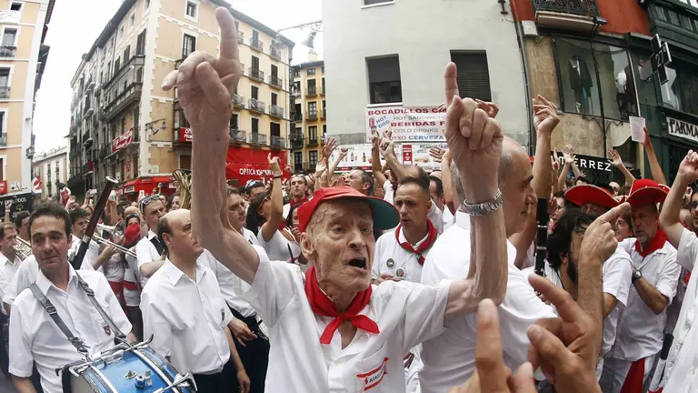 GRA519. PAMPLONA (NAVARRA), 06/07/2017.- Cientos de pamploneses se han unido hoy al vigésimo Riau-Riau, organizado un año más el 6 de julio por la peña Mutilzarra en un intento de recuperar un acto tradicional de los Sanfermines que se retiró del programa oficial por los altercados que se registraban en su transcurso. La Pamplonesa amenizó con su música este acto, en el que los participantes acompañaron con bailes y cánticos. EFE/Jesús Diges
