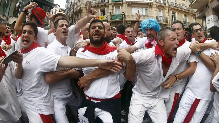 GRA536. PAMPLONA (NAVARRA), 06/07/2017.- Cientos de pamploneses se han unido hoy al vigésimo Riau-Riau, organizado un año más el 6 de julio por la peña Mutilzarra en un intento de recuperar un acto tradicional de los Sanfermines que se retiró del programa oficial por los altercados que se registraban en su transcurso. La Pamplonesa amenizó con su música este acto, en el que los participantes acompañaron con bailes y cánticos. EFE/Jesús Diges