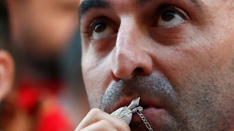 Imagen de San Fermín en el collar de uno de los corredores antes de comenzar el primer encierro de estos Sanfermines 2017 que han protagonizado los toros de Cebada Gago. EFEJesús Diges
