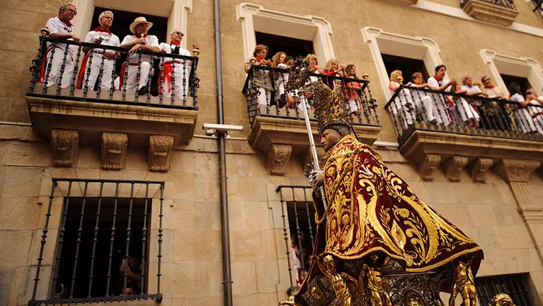 La Procesión de San Fermín recorre las calles de Pamplona entre una gran multitud. MIGUEL OSÉS_8