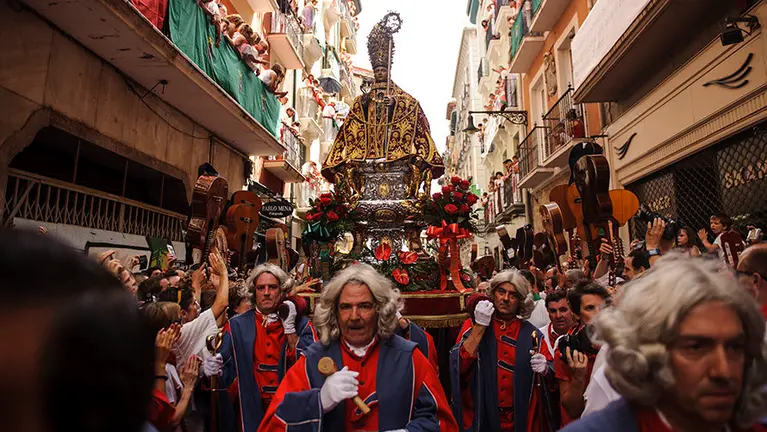 La Procesión de San Fermín recorre las calles de Pamplona entre una gran multitud. MIGUEL OSÉS_21