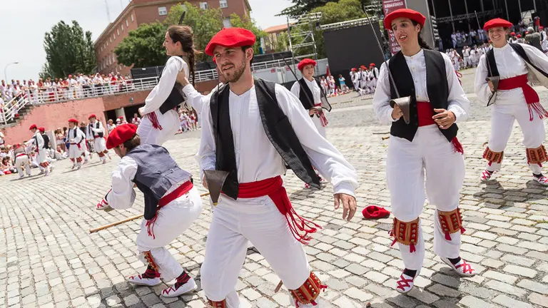 Sanfermines 2017. Danzas vascas en la Plaza de los Fueros (06). IÑIGO ALZUGARAY