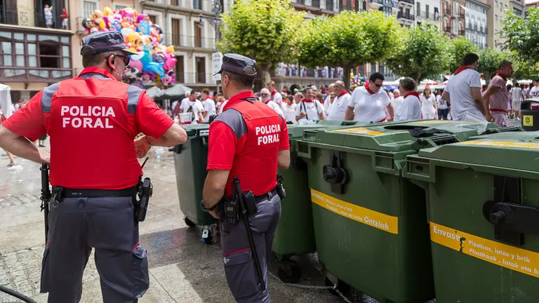 Sanfermines 2017. Policía Foral patrulla por la Plaza del Castillo después del Chupinazo (01). IÑIGO ALZUGARAY