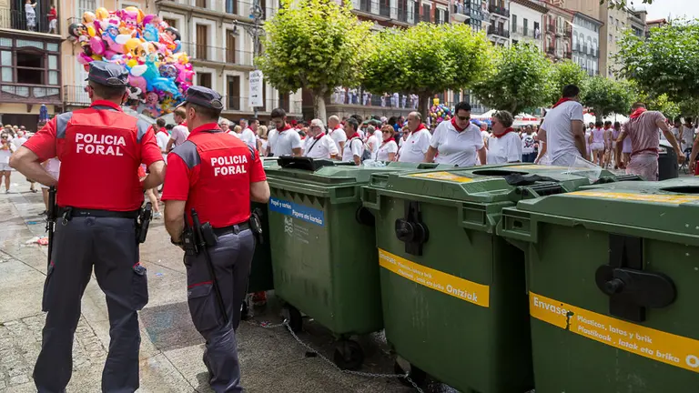 Sanfermines 2017. Policía Foral patrulla por la Plaza del Castillo después del Chupinazo (02). IÑIGO ALZUGARAY