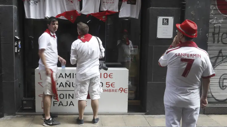 GRA173. PAMPLONA, 07/07/2017.-. Ambiente en las calles pamplonicas, hoy después del primer encierro de los sanfermines 2017 EFE/Javier Lizón