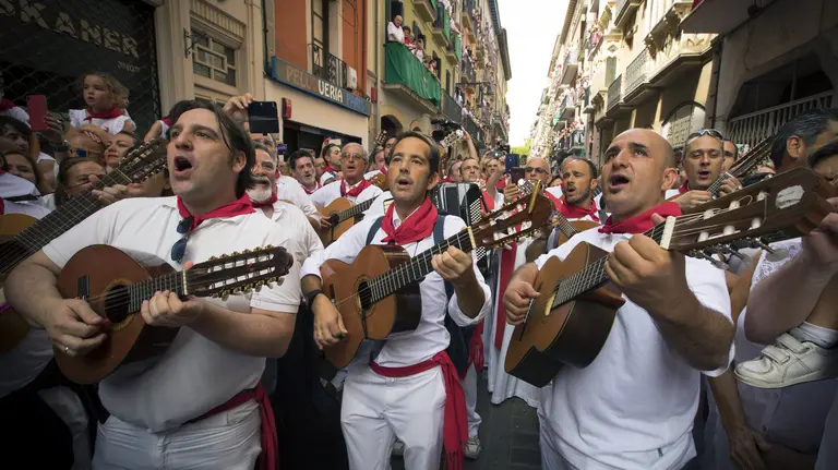 GRA251. PAMPLONA, 07/07/2017.-. Miles de personas han abarrotado calles y balcones de Pamplona para acudir, en el día grande de sus fiestas, a la tradicional procesión a San Fermín y honrar al Santo con cánticos, jotas y ofrendas. EFE/Villar López