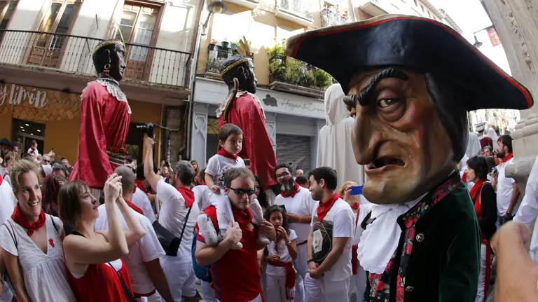 GRA116. PAMPLONA, 07/07/2017.- El kiliki "Caravinagre", miembro de la comparsa de Gigantes y cabezudos , tras el primer encierro de los Sanfermines 2017 que ha durado dos minutos y cincuenta cinco segundos y en el que tres mozos han sido corneados. EFE/Javier Lizón