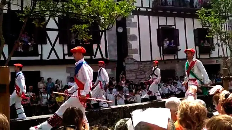 Los espatadantzaris bailan sobre los pretiles del río Onín en el día grande de sus Sanfermines.