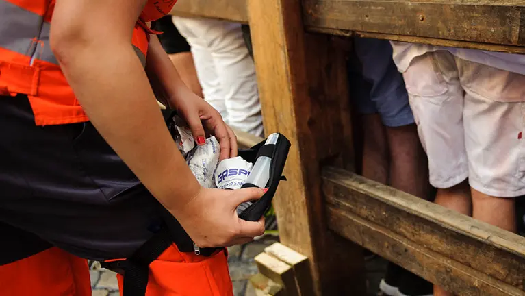 Dispositivo sanitario de Cruz Roja en el momento previo al encierro de Sanfermines. MIGUEL OSÉS