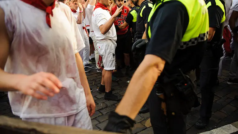Dispositivo de seguridad de la Policía Municipal en el momento previo al encierro de Sanfermines. MIGUEL OSÉS