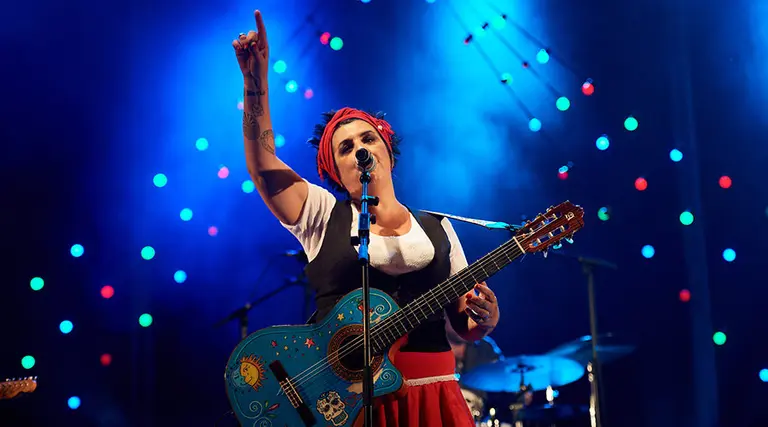 El concierto de Amparanoia en la Plaza de los Fueros arrancó la fiesta en la noche del 6 de julio. DANIEL FERNÁNDEZ (8)