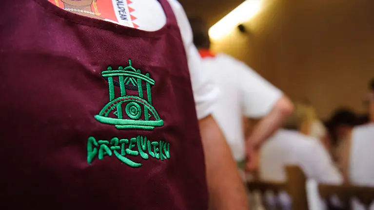 Entrega de premio al toro mas jugoso en el Gazteluleku. MIGUEL OSÉS_3