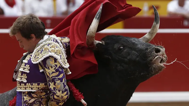 GRA583. PAMPLONA (NAVARRA), 07/07/2017. El diestro Rom&aacute;n en su faena con la muleta durante la segunda de la feria del Toro de Pamplona esta tarde en la Monumental pamplonica, compartiendo cartel con Juan Bautista y Javier Jim&eacute;nez, lidiando reses de Cebada Gago. EFE/Jes&uacute;s Diges.