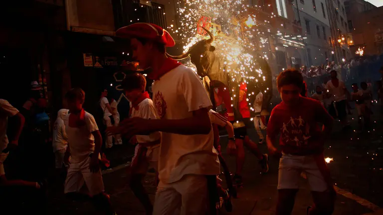 El toro de fuego persigue a la gente por Pamplona REUTERS 