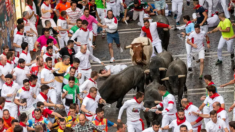 Segundo encierro de San Fermín 2017 con toros de José Escolar  a su paso por el tramo final de Estafeta. (01). IÑIGO ALZUGARAY