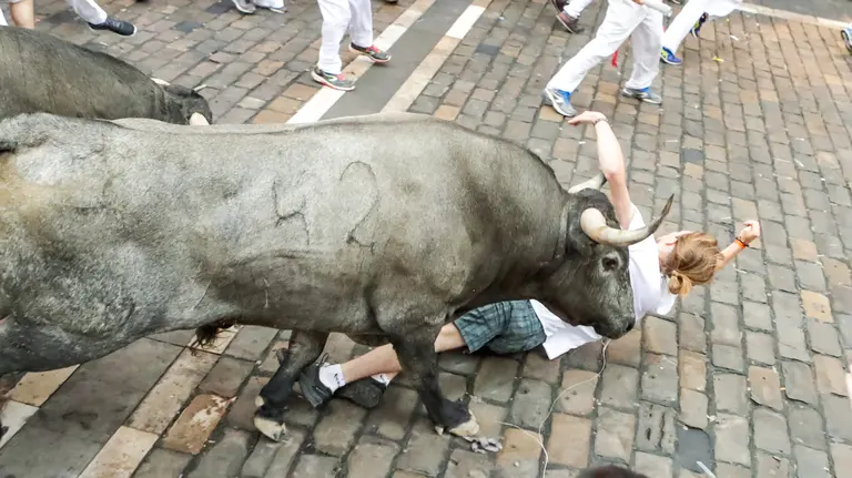 'Sentido', de la ganader&iacute;a de Jos&eacute; Escolar engancha con el asta a un joven en el de Pamplona en el segundo encierro JAVIER MART&Iacute;NEZ 9