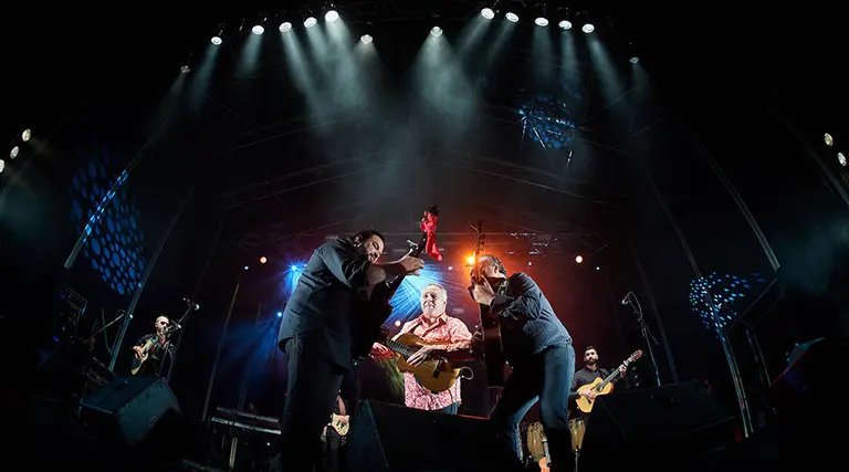 El grupo los Gipsy Kings ofrece un concierto en la Plaza de los Fueros de Pamplona el día 7 de San Fermín DANIEL FERNÁNDEZ13