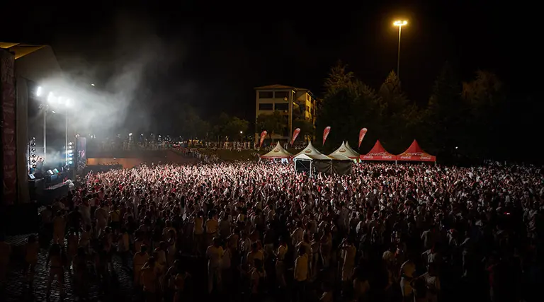 El grupo los Gipsy Kings ofrece un concierto en la Plaza de los Fueros de Pamplona el día 7 de San Fermín DANIEL FERNÁNDEZ15