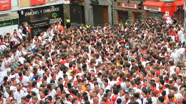 Masificación en el encierro de San Fermín, con el último toro de José Escolar llegando a la plaza IOSU PEZONAGA