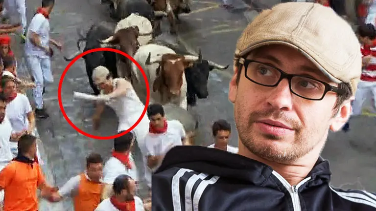 Bill Hillman, en la imagen grande, en el momento de ser arrollado por los toros 22