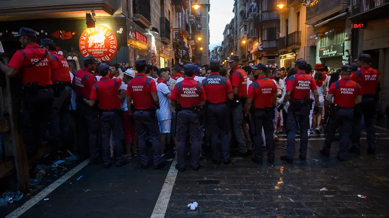 Policía Foral en el encierro. PABLO LASAOSA01