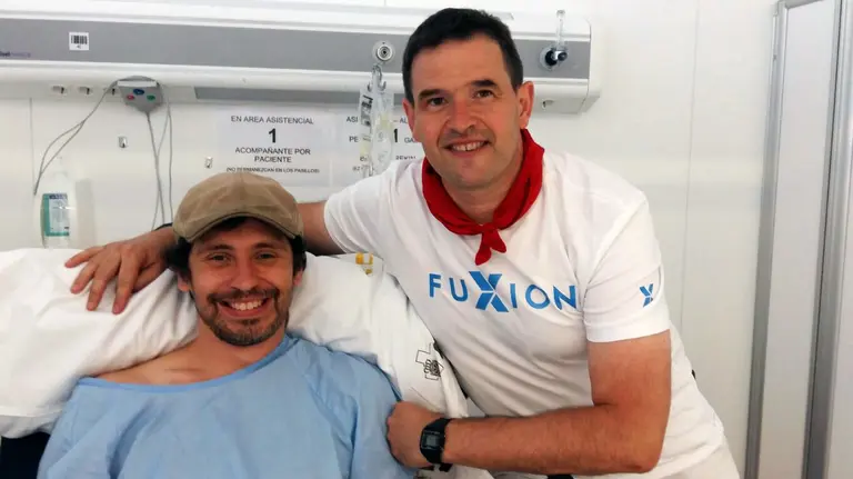 Bill Hillmann en el hospital arropado por Juan Pedro Lecuona, corredor y amigo