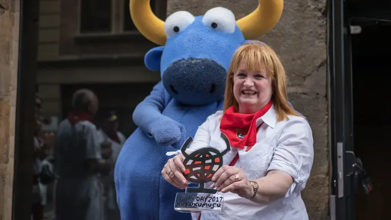 Entrega del premio Guiri del año de Kukuxumusu a Lucinda Poole en Pamplona 08 de Julio 2017. MAITE H. MATEO_-2