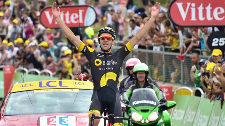 Lilian Calmejane entra vencedor en la meta. Facebook Tour de Francia.