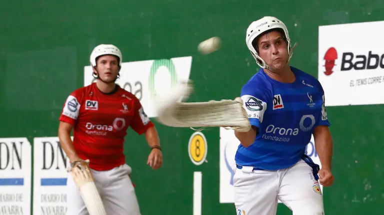 Uterga (colorado) a la espera de la jugada de su rival. Maialen Andrés.