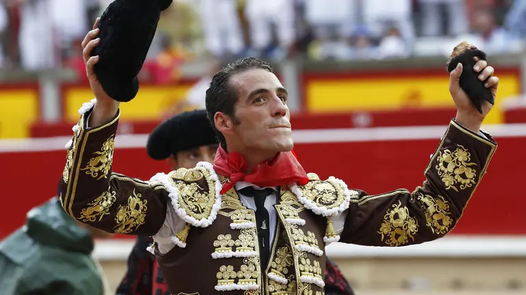 GRA388. PAMPLONA, 08/07/2017.- El diestro sevillano Pepe Moral con el trofeo conseguido al segundo de su lote durante la segunda corrida de la Feria del Toro que se celebra en la Monumental de Pamplona, compartiendo cartel con Eugenio de Mora y Gonzalo Caballero, lidiando reses de José Escolar. EFE/Villar López.