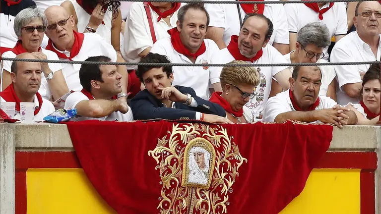 GRA409. PAMPLONA, 08/07/2017.- El hijo de la infanta Elena y Jaime de Marichalar, Felipe Juan Froilán (c), ha asistido esta tarde a la segunda corrida de la Feria del Toro que se ha celebrado en la Monumental de Pamplona. EFE/Villar López.