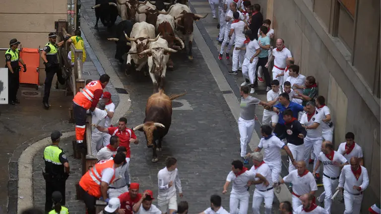 Tercer encierro de los toros de Puerto de San Lorenzo en la cuesta de Santo Dominto 02 REUTERS
