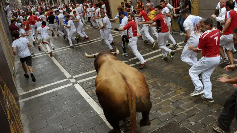 Tercer encierro de los toros de Puerto de San Lorenzo en Estafeta 20 REUTERS