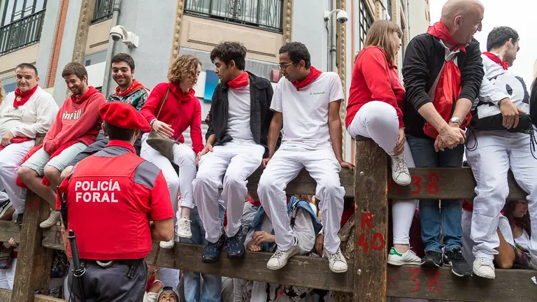 Policía Foral vigila el vallado antes del tercer encierro de San Fermín 2017 con toros de Puerto de San Lorenzo (01). IÑIGO ALZUGARAY