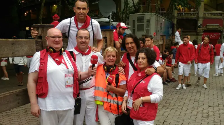 Equipo de locutores de Rne Navarra en el encierro 2017.