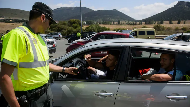 La Guardia Civil organiza controles de alcoholemia y droga durante las fiestas de San Fermín 2017. PABLO LASAOSA 06