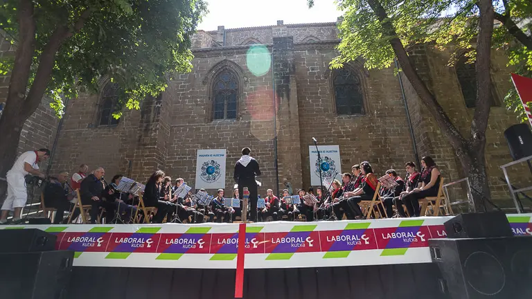 58 edición del Alarde de Txistularis celebrado en la plaza de San José (09). IÑIGO ALZUGARAY