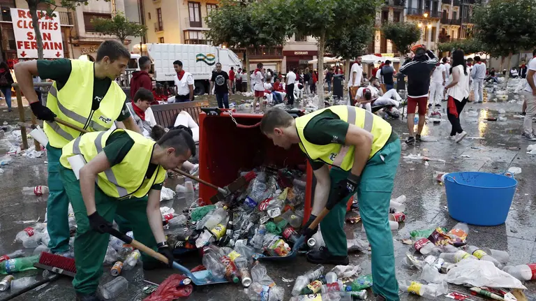 Trabajadores del servicio de limpieza de Pamplona limpian desde primeras horas de la mañana las calles de Pamplona tras una noche en la que la afluencia masiva de visitantes se ha dejado notar en la capital navarra. EFE/Jesús Diges
