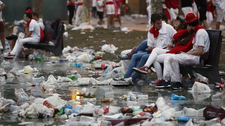 GRA063. PAMPLONA, 09/07/2017.- Aspecto que presenta la Plaza del Castillo de Pamplona tras una noche en la que la capital navarra ha notado este fin de semana la afluencia de visitantes. EFE/Jesús Diges